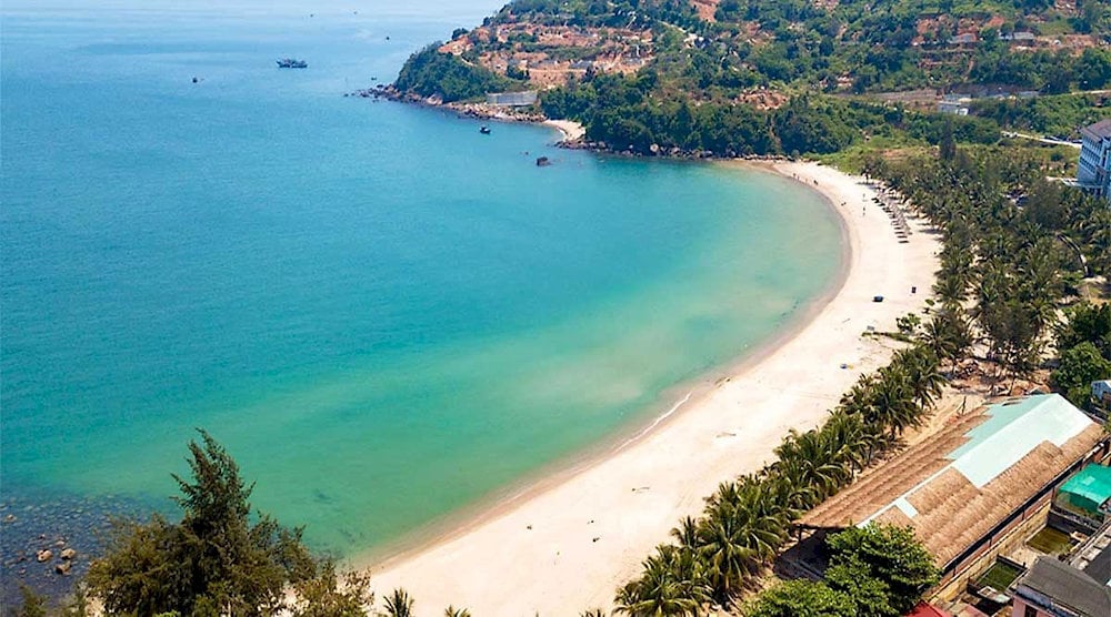 Khung cảnh bãi Bụt còn hoang sơ với bãi cát trắng, biển xanh ngọc, nước trong nhìn thấy đáy